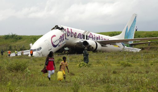 一架载有163人的客机纽约飞盖亚那客机坠毁 断成两截