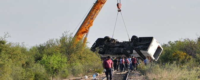 阿根廷火车和学校巴士相撞 7死41伤