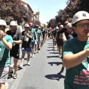 为抗议削减50多位阿拉贡矿工步行抵达马德里
