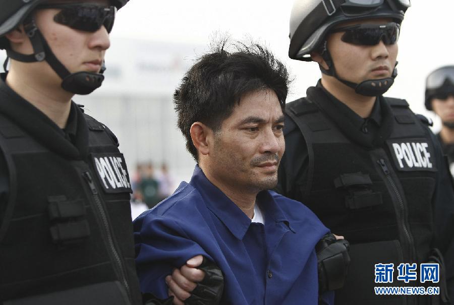 老挝警方来华提审糯康 记者称其目光凶险(图)