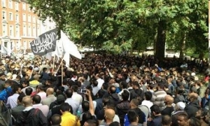英国千名民众在美国伦敦使馆外聚集 抗议美国争议电影(图)
