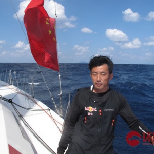 青岛人郭川中国帆船挂国旗抵达钓鱼岛8海里处 遭日本出动舰机包夹