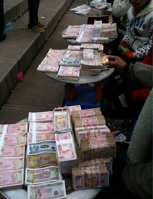 人民币汇率遭央行干预价格急跌 触发货币战争