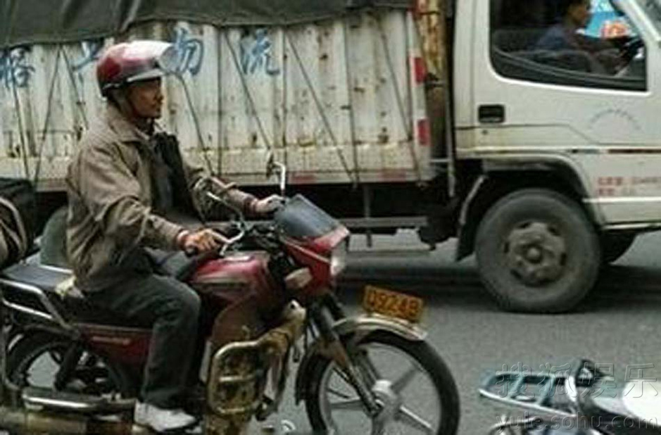 刘德华农民工打扮上网 邻座小伙淡定打游戏 - 