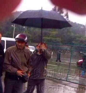 刘德华农民工打扮上网 邻座小伙淡定打游戏 - 