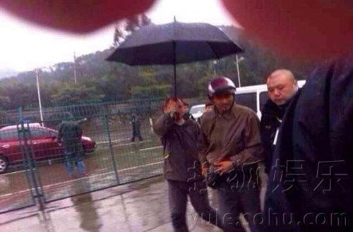 刘德华农民工打扮上网 邻座小伙淡定打游戏 - 