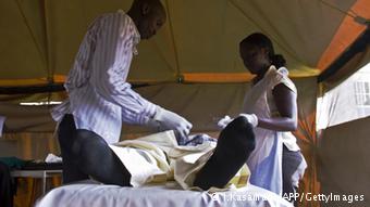 Gummiband als Aidsbek?mpfung in Uganda