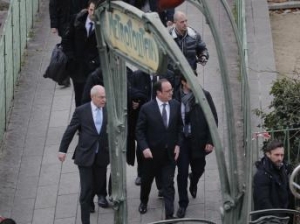 大巴黎反恐警戒提到最高级 总统强烈谴责恐袭
