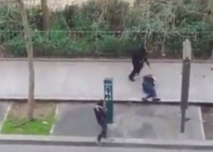 巴黎恐袭杀人片段 警员倒地求饶枪手照轰头