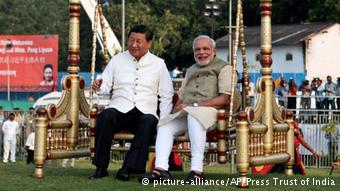 Chinas Pr?sident Xi Jinping in Indien Premierminister Narenda Modi