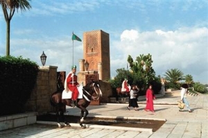 摩洛哥古迹前拍半裸照 两法国女子遭驱逐