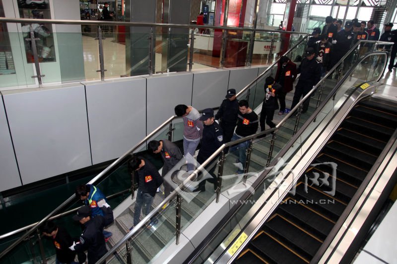 警方包下4架飞机押解300名电信诈骗犯回国 - 