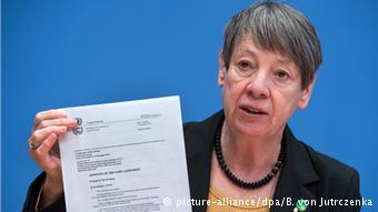 Deutschland Barbara Hendricks Bundesumweltministerin PK zur Weltklimakonferenz in Paris