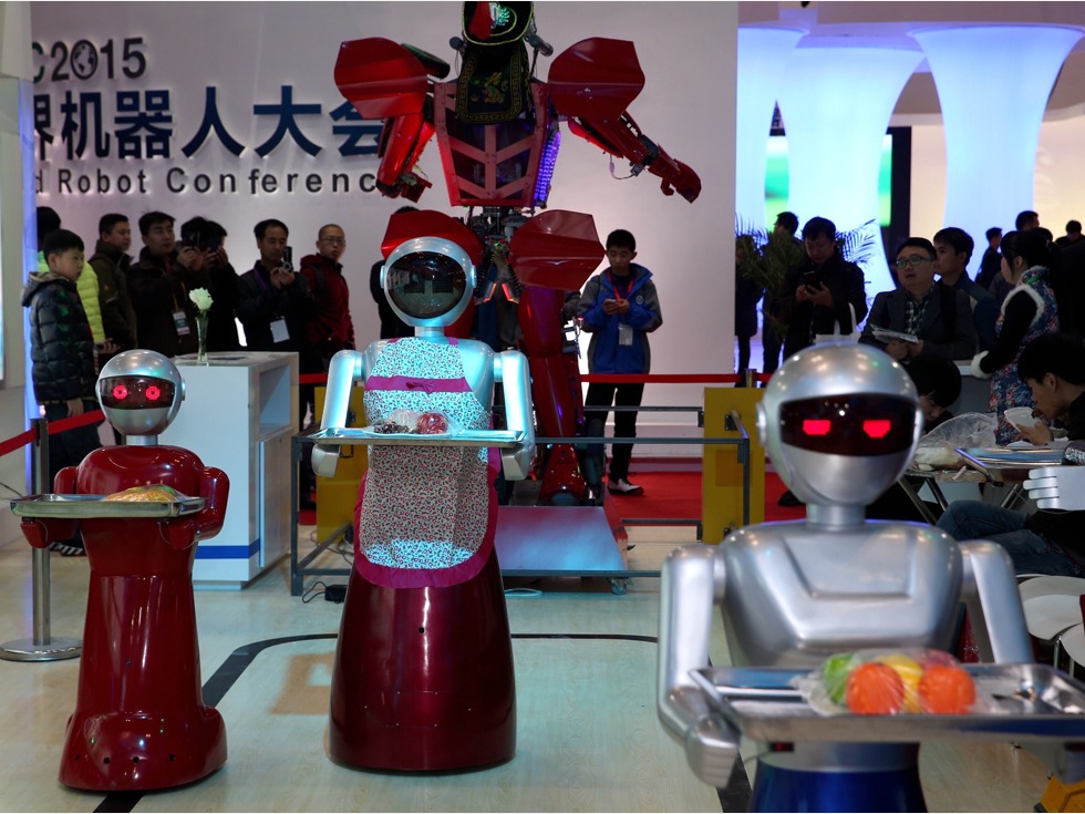 中国土豪带八个女仆机器人逛街引围观 - 中国导