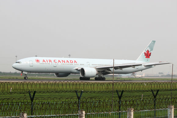 一架香港飞多伦多航班操纵室冒烟 紧急降落东