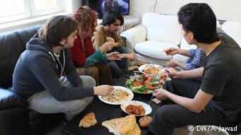 Deutschland Afghanische Flüchtlinge kochen in Bonn