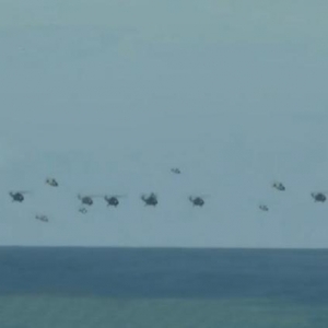 解放军某旅变身空中骑兵 可飞越海峡