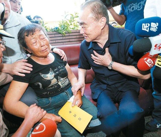 吉大校长同意 毕业典礼上小伙向博士女友求婚