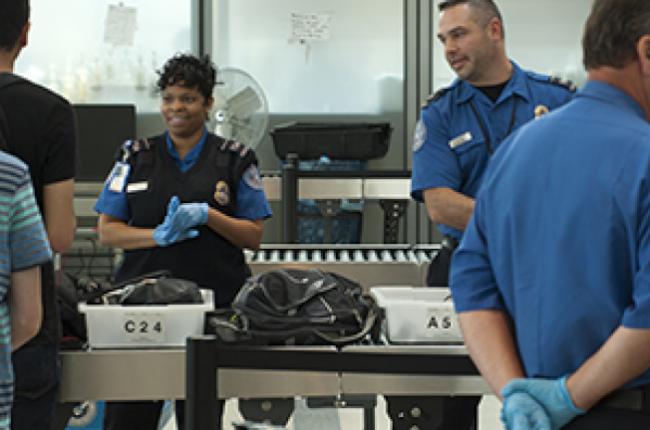 安检被关小黑屋 吓坏中国留学生 - 世界华人 