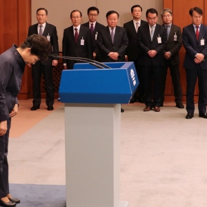 朴槿惠下台危机！韩国爆发弹劾总统运动