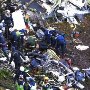 巴甲球队遭遇空难 机身粉碎尸骸遍野