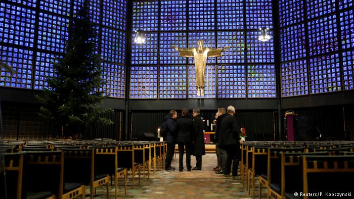 Deutschland Leute vesammeln sich in der Ged?chniskirche in Berlin (Reuters/P. Kopczynski)