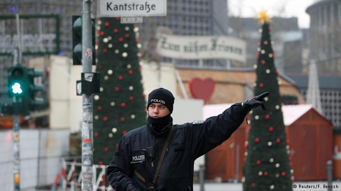 Deutschland Polizisten in der N?he vom Anschlagsort in Berlin (Reuters/F. Bensch)
