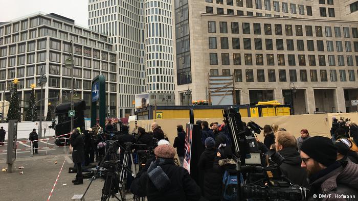 Deutschland Breitscheidplatz vormittags nach dem Anschlag in Berlin (DW/F. Hofmann)