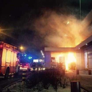 昨夜：波兰首都华沙知名购物中心发生火灾一人被烧伤