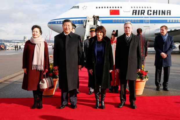 中国国家主席习近平抵达瑞士开始国事访问，《欧亚时报》代表们到机场欢迎