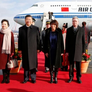 国家主席习近平抵达瑞士开始国事访问 《欧亚时报》代表们到机场欢迎