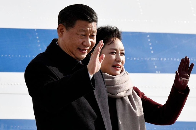 China's President Xi Jinping and his..spouse Peng Liyuan, right, arrive at the Airport Zurich for a two days state visit to Switzerland at the airport in Zurich, Switzerland, Sunday, January 15, 2017. (KEYSTONE/Walter Bieri)