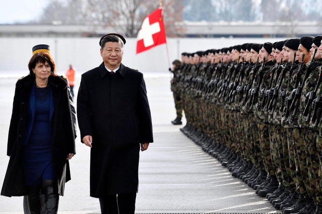 epa05718623 China's President Xi Jinping (R) and Swiss Federal President Doris Leuthard (L) inspect the honour guard during a welcoming ceremony for President Xi in Zurich, Switzerland, 15 January 2017. President Xi is on a state visit to Switzerland from 15 to 18 January. EPA/WALTER BIERI