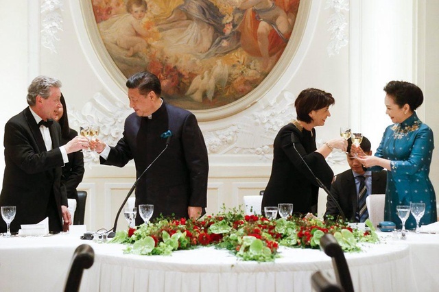 epa05719691 Doris Leuthard's husband Roland Hausin, China's President Xi Jinping, Swiss Federal President Doris Leuthard and Xi's wife Peng Liyuan, from left, raise their glasses at a gala dinner in Bern, Switzerland, 15 January 2017. Chinese President Xi is on an offical visit to Switzerland. EPA/PETER KLAUNZER / POOL