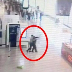 男子巴黎机场企图夺女兵武器遭射杀 现场画面曝光