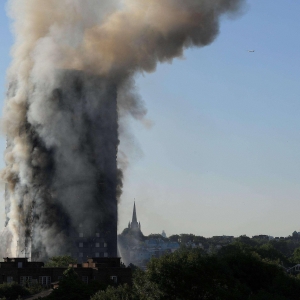 伦敦大楼火灾遇难人数预计超60人 有人全家遇难