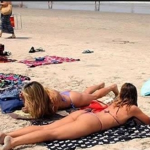 波兰美女在意大利海滩竟遭4个色狼轮奸(图)