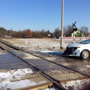 现场独家：波兰发生火车与汽车相撞事故无人员伤亡