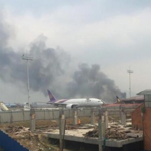 快讯：尼泊尔一客机降落时坠毁 现场一片浓烟(图)