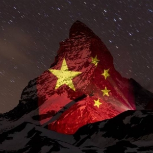 中国国旗照耀在瑞士标志性山马特宏峰以示团结